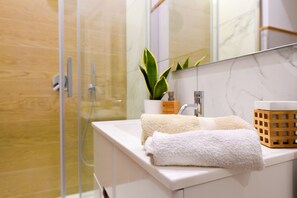 SĂšche-cheveux, bidet, serviettes fournies, savon