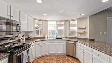 Geladeira, micro-ondas, fogão, cooktop