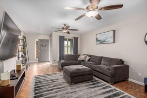 智能电视、电子游戏、书、立体声音响