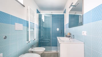 Dusche, Haartrockner, Bidet, Handtücher