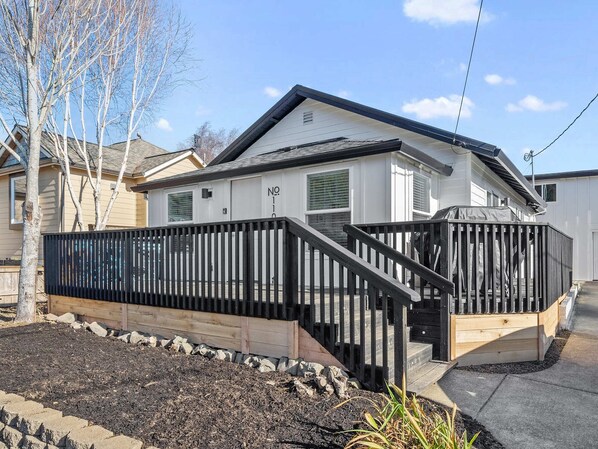 Exterior - Modern craftsman home close to all Garibaldi has to offer. Dog Friendly! (Rockaway Beach)