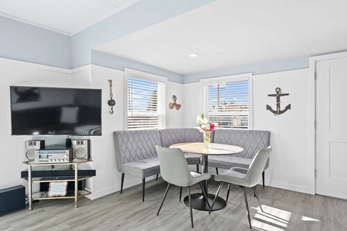 Modern craftsman home close to all Garibaldi has to offer. Dog Friendly!