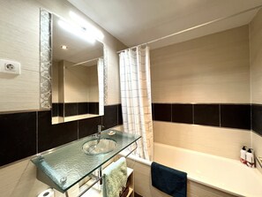 Asciugacapelli, bidet, asciugamani, sapone