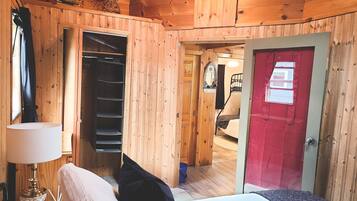 2 bedrooms, travel crib, free WiFi, bed sheets