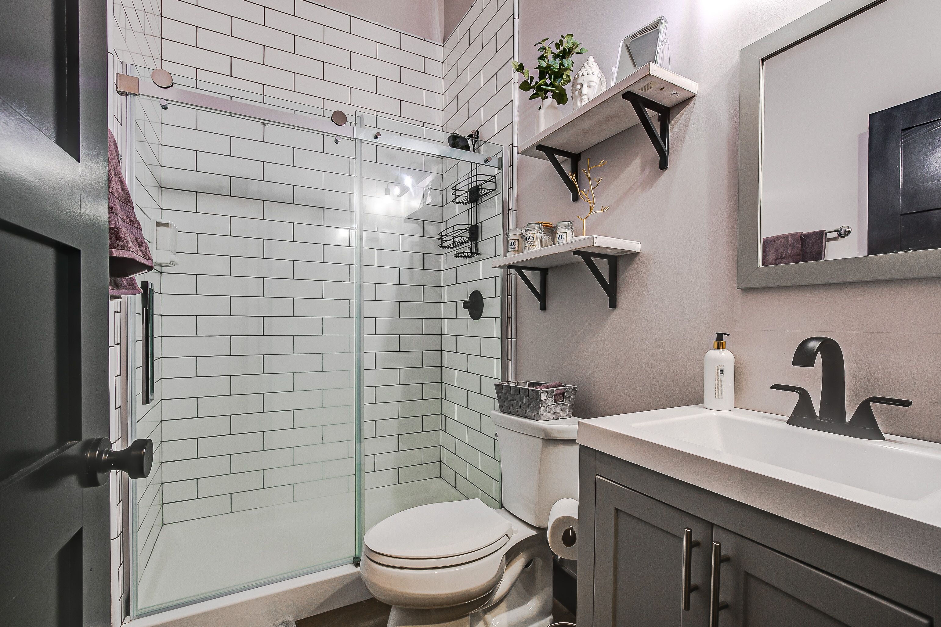 Dusj, hårføner, håndklær og såpe