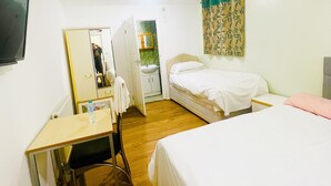 Standaard driepersoonskamer | Een bureau, een laptopwerkplek, gratis wifi, individueel gemeubileerd