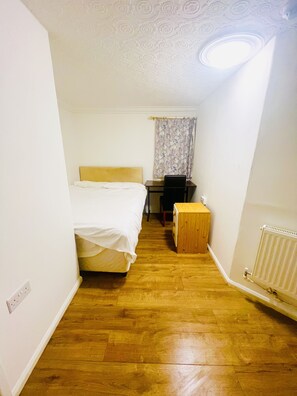 Standard Double Room | Individually furnished, desk, laptop workspace, free WiFi - White House Lodge (Cambridge)