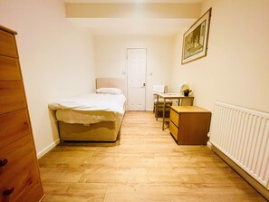 Standard Single Room | Individually furnished, desk, laptop workspace, free WiFi - White House Lodge (Cambridge)