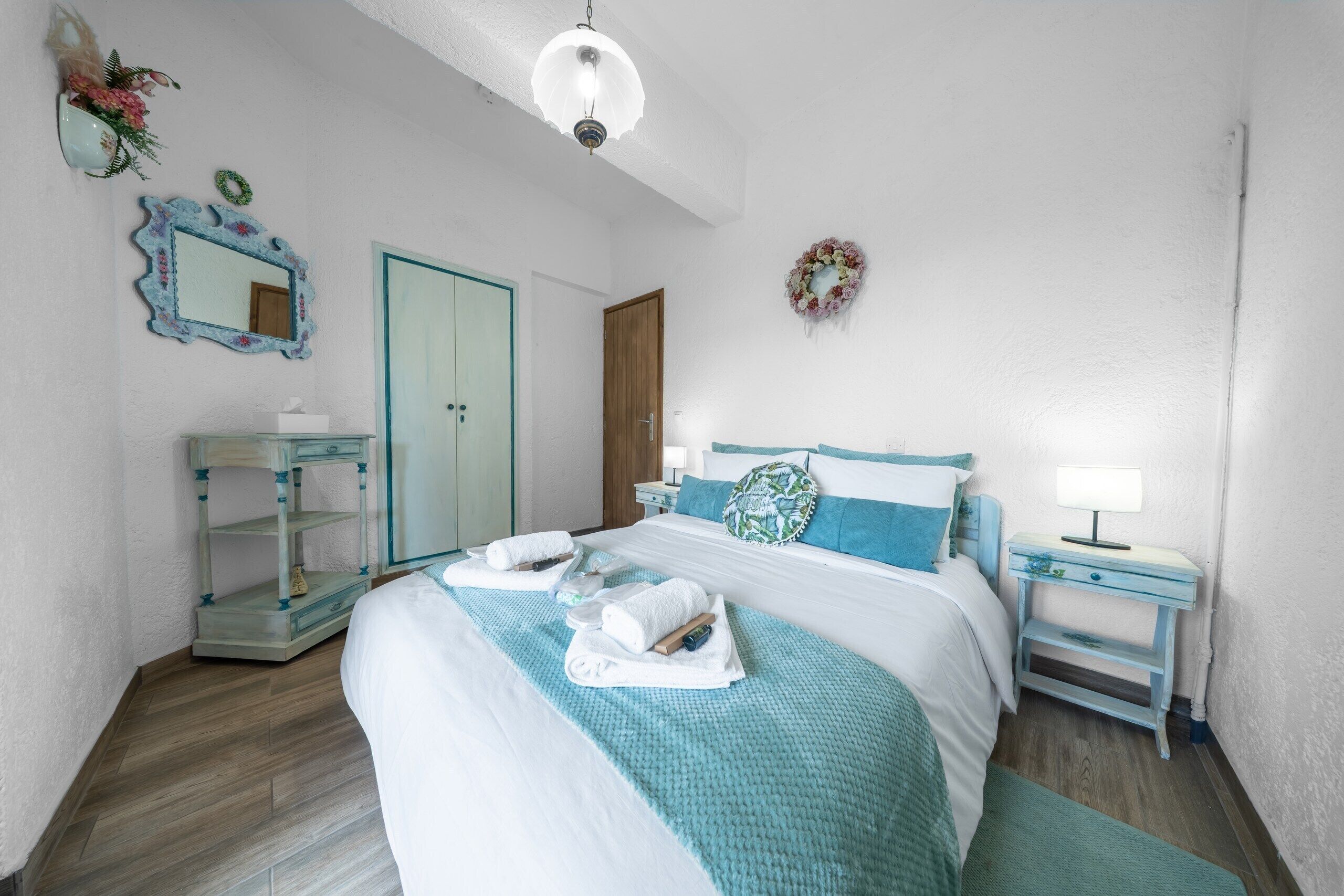2 habitaciones, escritorio y tabla de planchar con plancha 