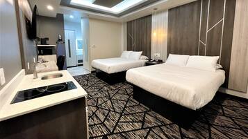 Quarto standard, 2 camas Queen, para não fumantes, cozinha americana | Escrivaninha, espaço de trabalho para notebook, cortinas blackout