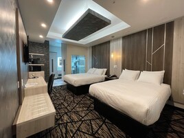 Escritorio, espacio para trabajar con laptop y cortinas blackout