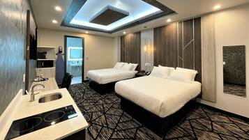 Quarto standard, 2 camas Queen, para não fumantes, cozinha americana | Escrivaninha, espaço de trabalho para notebook, cortinas blackout