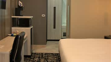 Habitación estándar, 1 cama de matrimonio grande, no fumadores | Escritorio, espacio para trabajar con un portátil, cortinas opacas