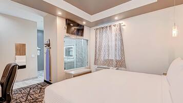 Meja, ruang kerja komputer riba, langsir/tirai gelap terus