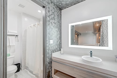 Comfeeni Inn and Suites