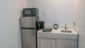 Standard Room, 1 King Bed, Non Smoking, Kitchenette | Private kitchen - Comfeeni Inn and Suites (South Houston)