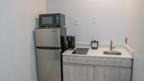 Standard Room, 1 King Bed, Non Smoking, Kitchenette | Private kitchen - Comfeeni Inn and Suites (South Houston)