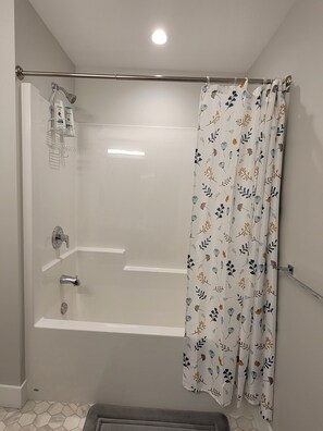 Handtücher, Seife, Shampoo, Toilettenpapier