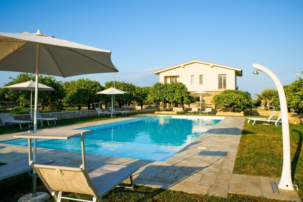 Seasonal outdoor pool, pool umbrellas, sun loungers - Fiore di Vendicari (Noto)