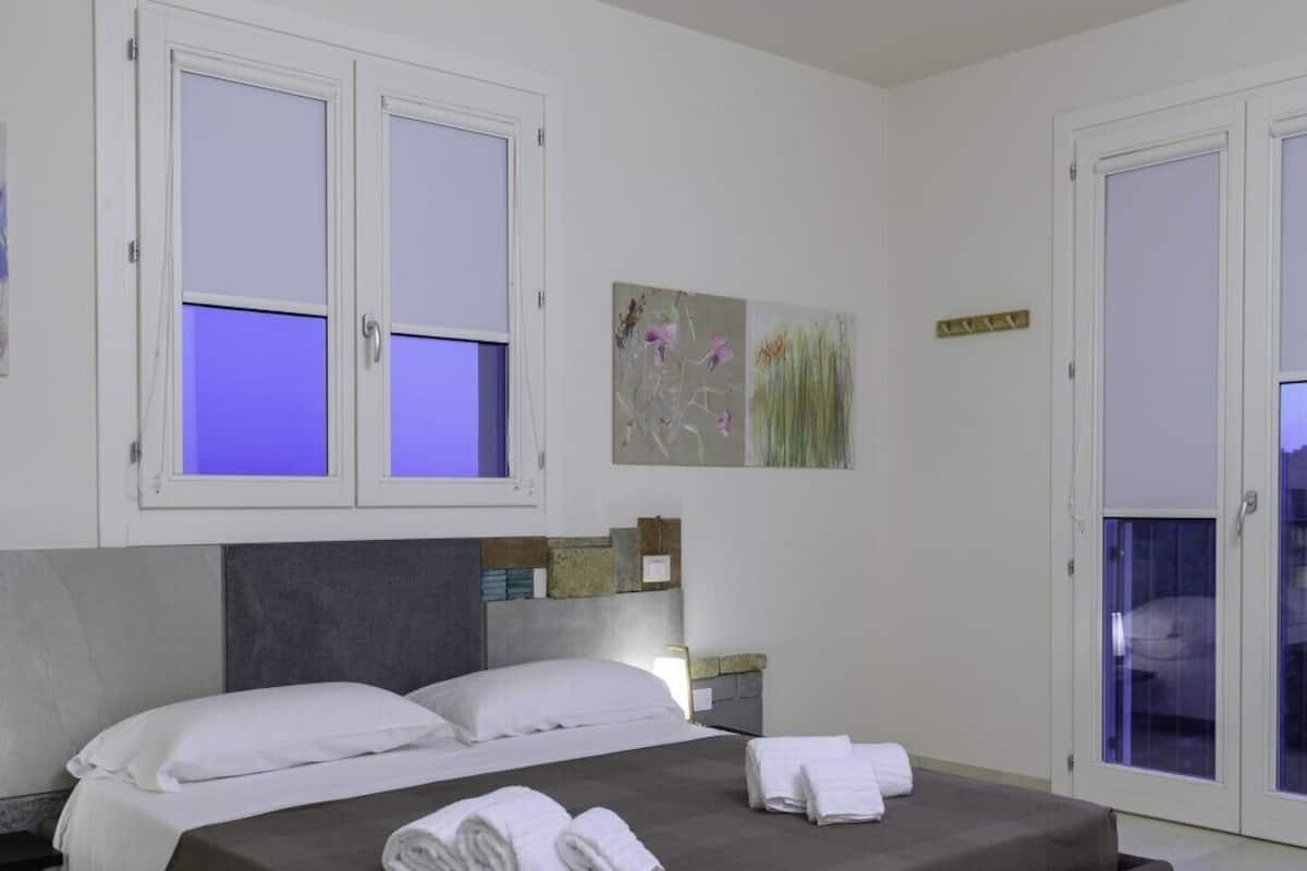 Room | Minibar, in-room safe, desk, WiFi (free)