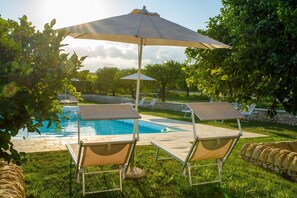 Außenpool (je nach Saison geöffnet), Sonnenschirme, Liegestühle