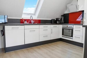 Ofen, Geschirrspüler, Hochstuhl