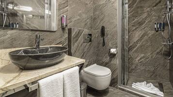 Standard-Doppelzimmer | Badezimmer | Dusche, Haartrockner, Hausschuhe, Handtücher