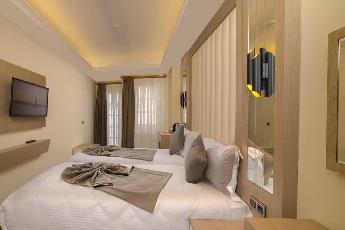 Standard Twin Room | Minibar, in-room safe, free cribs/infant beds, free WiFi