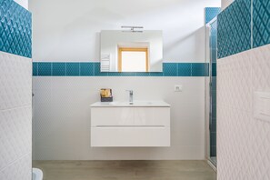 Een douche, een haardroger, een bidet, handdoeken