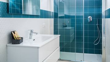 Dusche, Haartrockner, Bidet, Handtücher