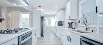 ***Spacious 4 Bedroom home w 1.1 acre backyard 10 mins Airport***