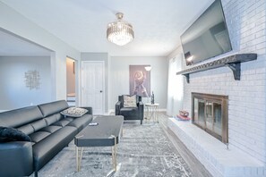 Smart TV, fireplace, stereo