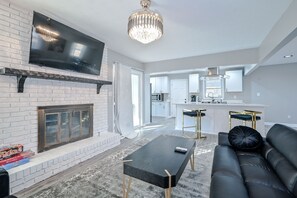 Smart TV, fireplace, stereo