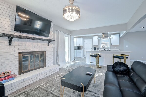 Smart TV, fireplace, stereo