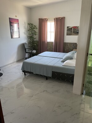 2 habitaciones, escritorio, tabla de planchar con plancha y wifi gratis