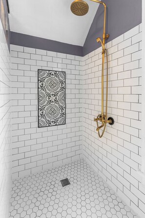 Shower, hair dryer, towels, soap - Steps from Downtown (Appleton)