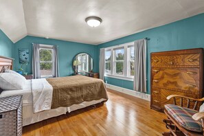 4 bedrooms, desk, iron/ironing board, travel cot