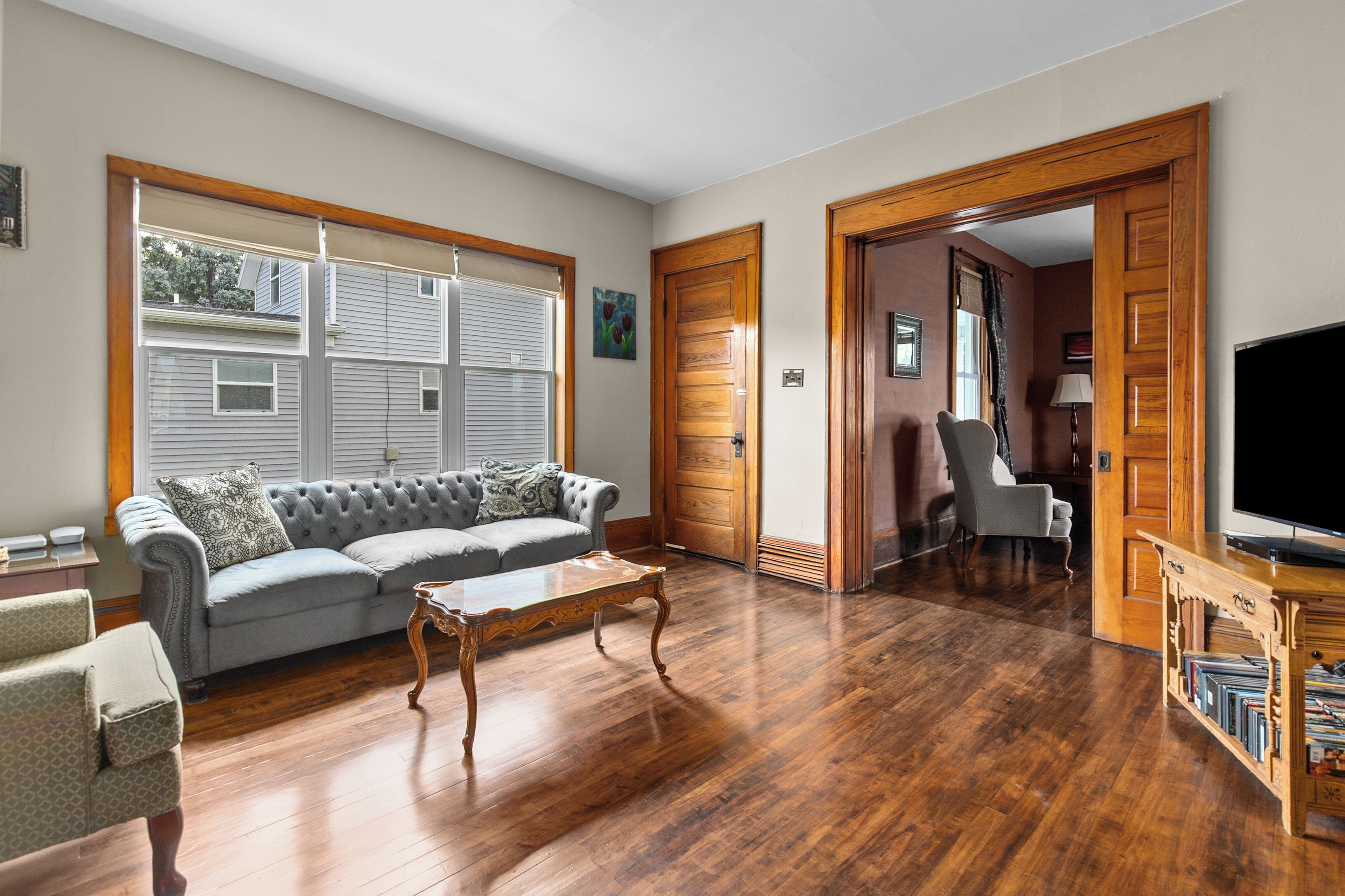 Televisor intel·ligent, reproductor de DVD i videoteca 