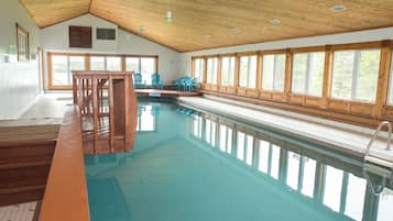 Piscina coperta, una piscina riscaldata