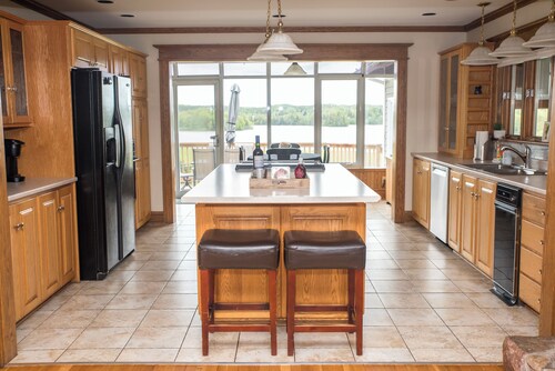 Rita’s Retreat Main House ~ Indoor Saltwater Pool ~ with Lake View!