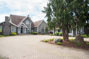 Exterior - Rita’s Retreat Main House ~ Indoor Saltwater Pool ~ with Lake View! (Sydney)