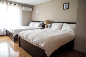 3 bedrooms, WiFi, bed sheets - Rita’s Retreat Main House ~ Indoor Saltwater Pool ~ with Lake View! (Sydney)