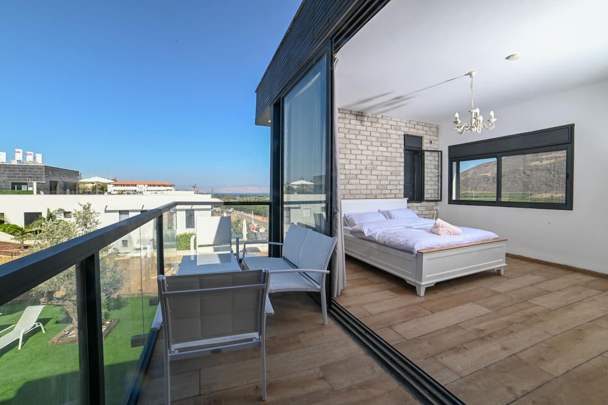 6 bedrooms, free cots/infant beds, free WiFi, bed sheets
