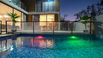 Kolam renang indoor dan kolam renang outdoor