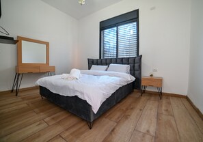 6 bedrooms, free cots/infant beds, free WiFi, bed sheets