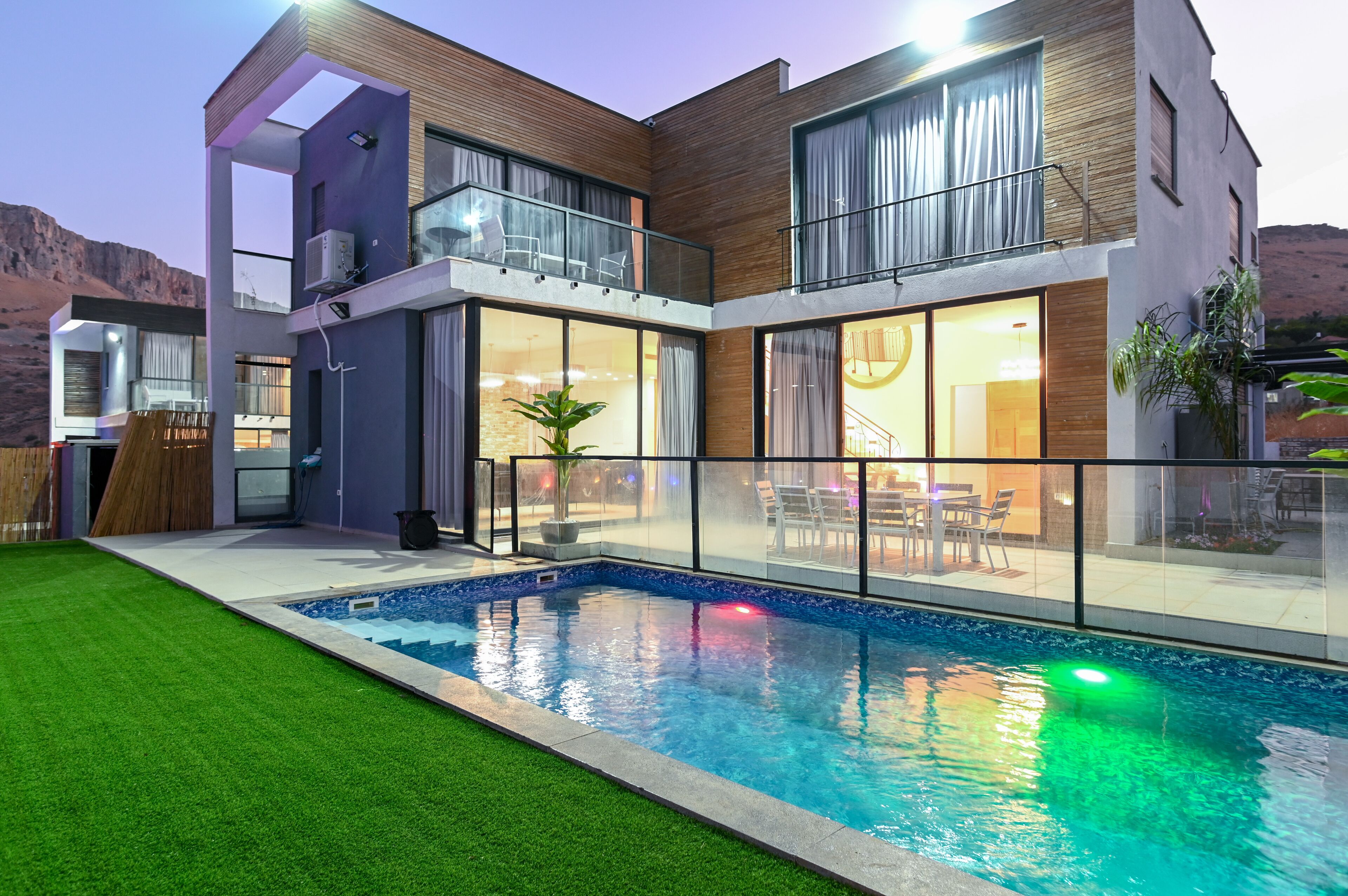 Kolam renang indoor dan kolam renang outdoor