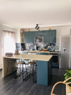 Frigorifero, microonde, forno, piano cottura