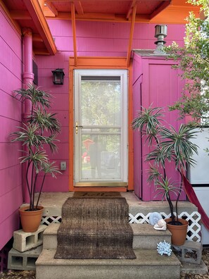 Exterior detail - King Bed-Fenced Yard-Free Parking-Dog Friendly-East End (Galveston)