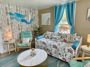 Smart TV, books - King Bed-Fenced Yard-Free Parking-Dog Friendly-East End (Galveston)