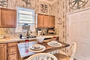 Fridge, microwave, oven, stovetop - King Bed-Fenced Yard-Free Parking-Dog Friendly-East End (Galveston)